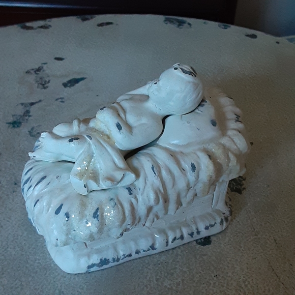 Ceramic Jesus in Manger - Picture 2 of 8